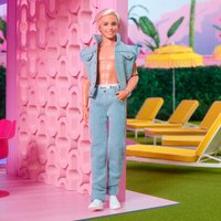 MATTEL HRF27 Barbie Signature The Movie, Ken Puppe zum Film im Jeansoutfit und Original Ken Unterwäsche MATTEL HRF27 Barbie Signature The Movie, Ken Puppe zum Film im Jeansoutfit und Original Ken Unterwäsche von Barbie