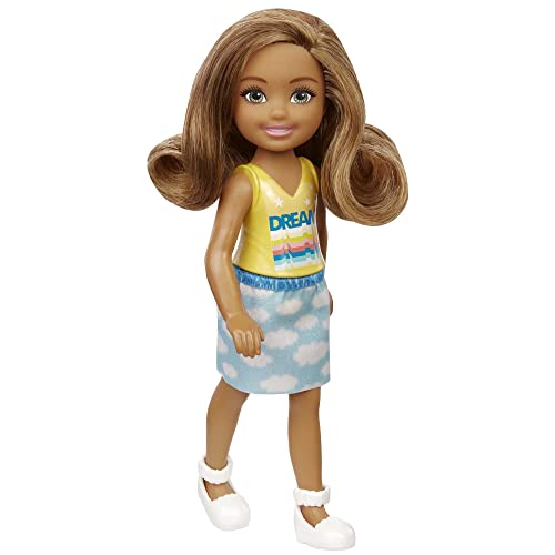 Mattel - Barbie Chelsea Friend Doll, Wearing Shirt with "Dream", Skirt with Cloud Print and White Shoes von Barbie