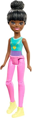 Mattel Barbie FHV75 On The Go Puppe (schwarzhaarig mit türkis-blauem Shirt) von Barbie