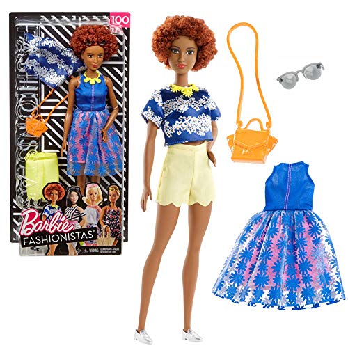 Mattel Barbie FRY80 Fashionistas Puppe mit Mode Geschenkset im blauen Oberteil mit Blumenmuster mit gelber Kette Mattel Barbie FRY80 Fashionistas Puppe mit Mode Geschenkset im blauen Oberteil mit Blumenmuster mit gelber Kette von Barbie