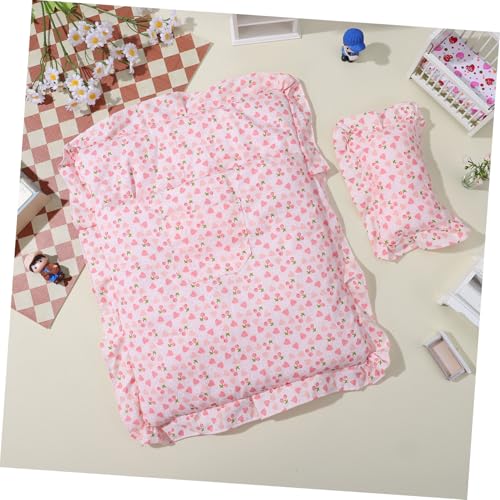 Beaupretty Miniatur Puppenbett Schlafsack Weiche Stoff Bettwäsche Realistisches Erdbeer Design Kuscheliges Puppenhaus Zubehör Aufbau Langlebig Für Puppen Schlafzimmer Dekoration von Beaupretty