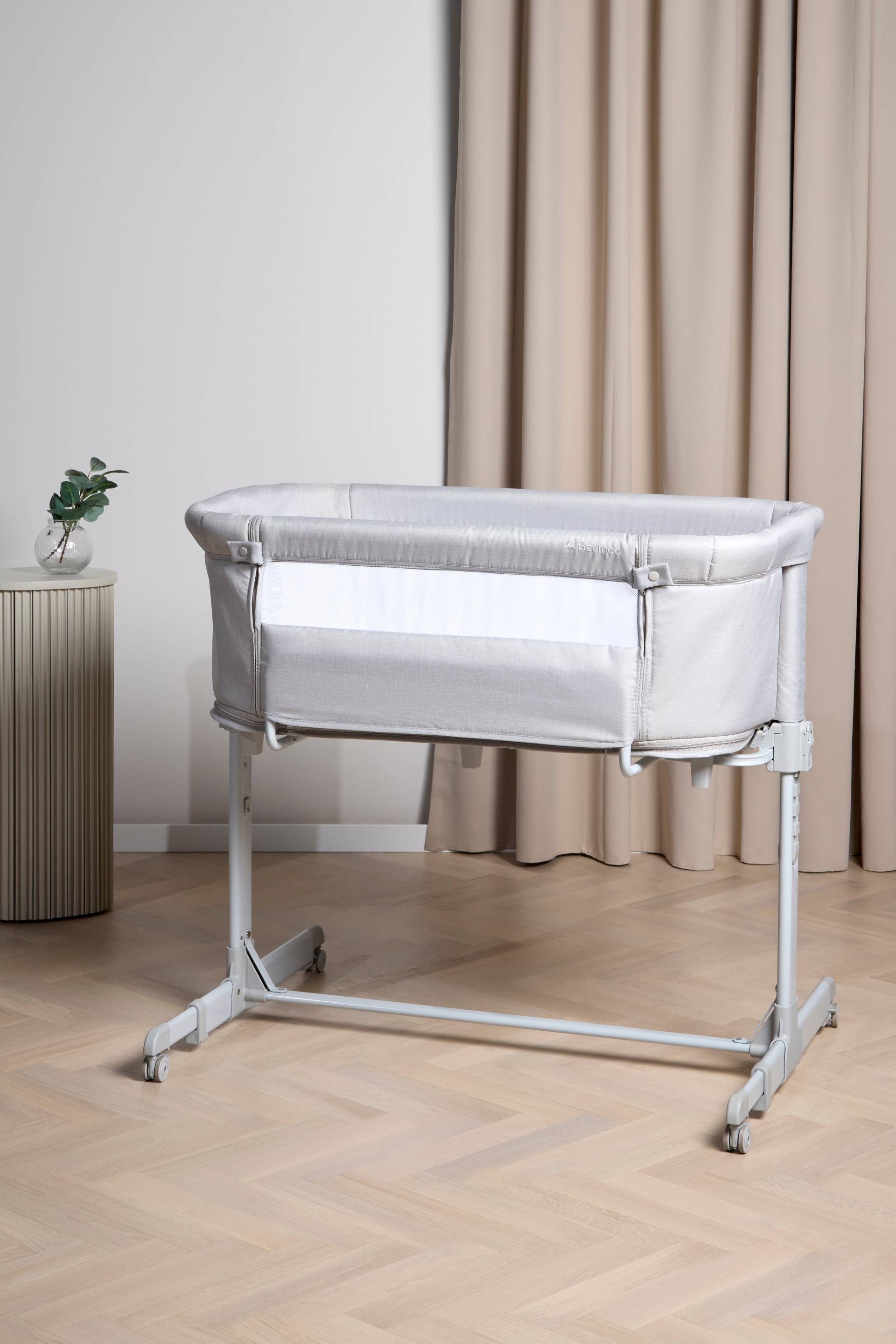 Beemoo CARE 2-in-1 Beistellbett &  Laufgitter, Light Grey von Beemoo
