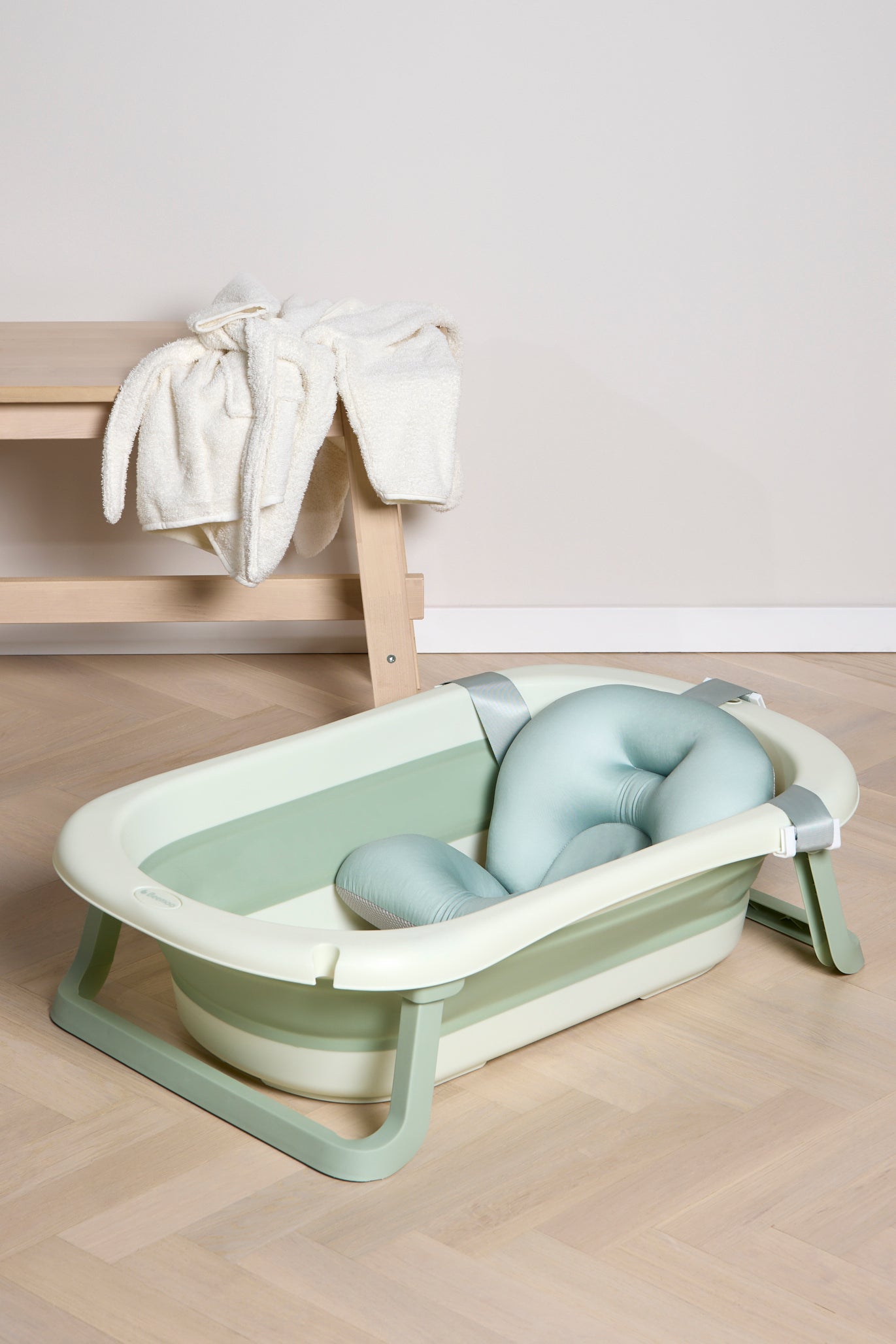 Beemoo CARE Assist Badewanne inkl. Badestütze, Soft Green von Beemoo
