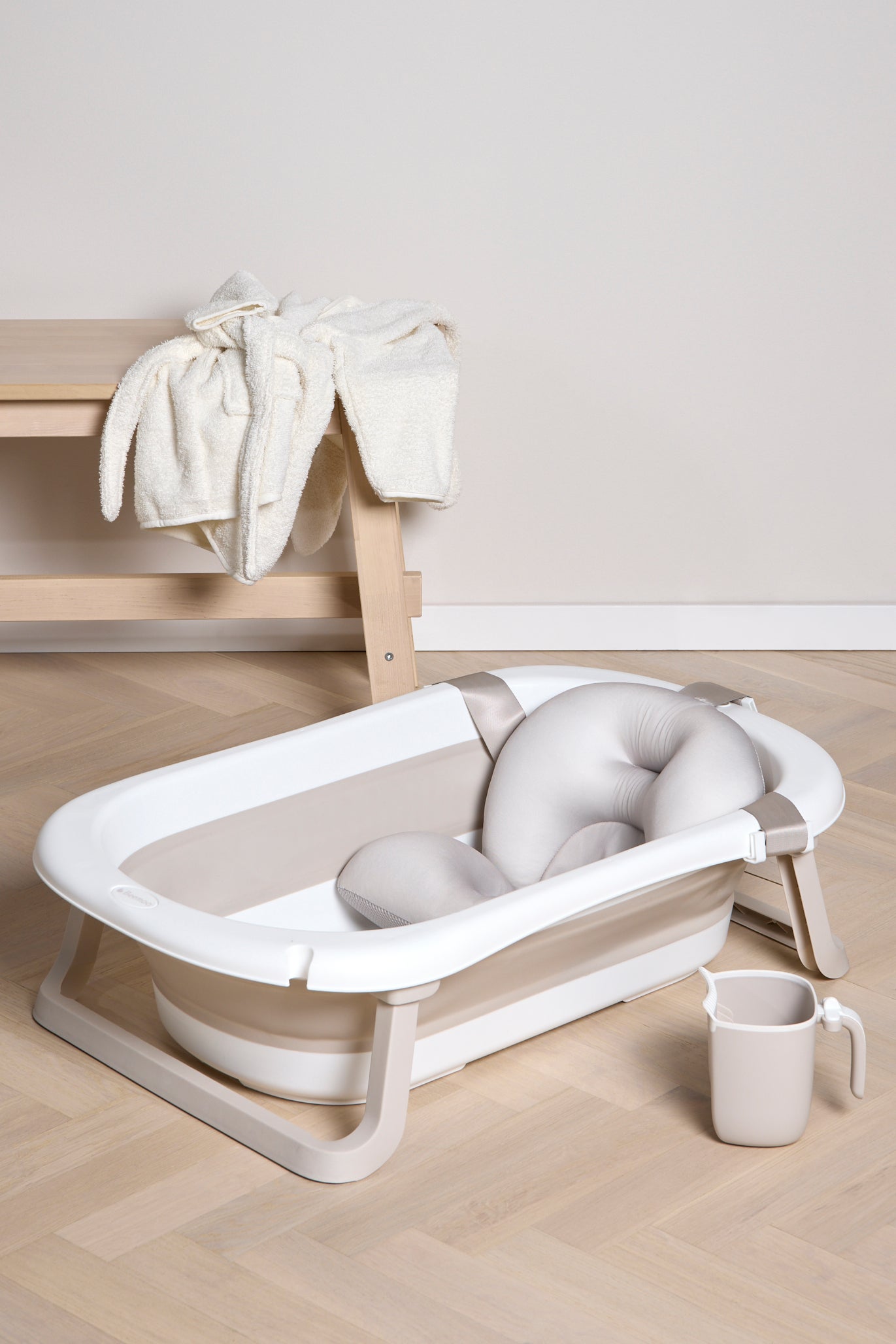 Beemoo CARE Assist Badewanne inkl. Badestütze & Duschkanne, Beige Beemoo CARE Assist Badewanne inkl. Badestütze & Duschkanne, Beige von Beemoo