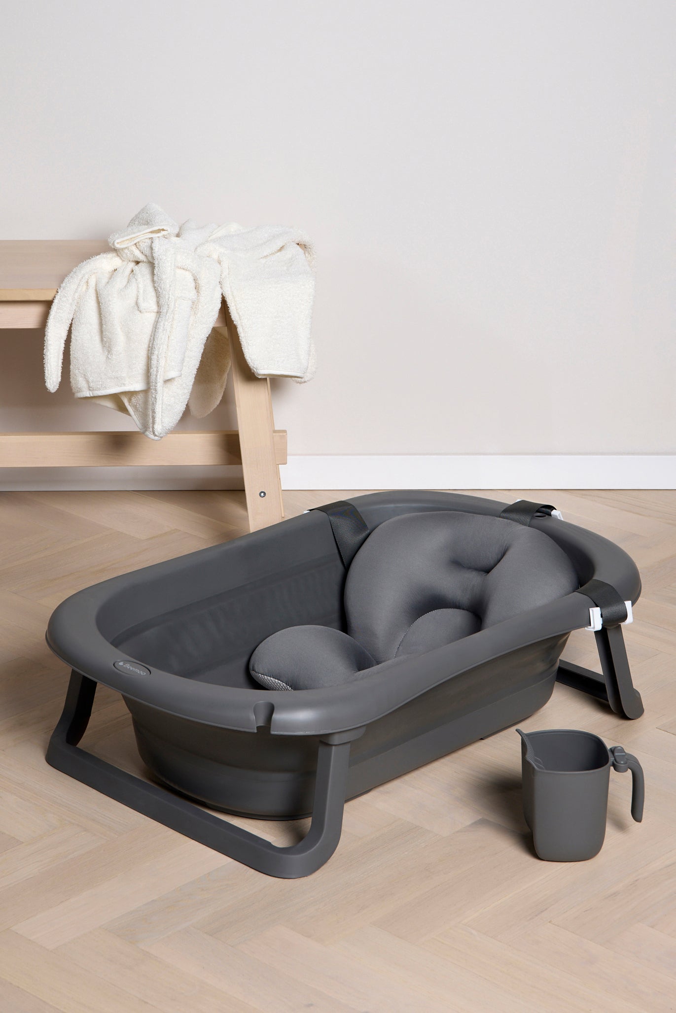 Beemoo CARE Assist Badewanne inkl. Badestütze &  Duschkanne, Deep Grey von Beemoo