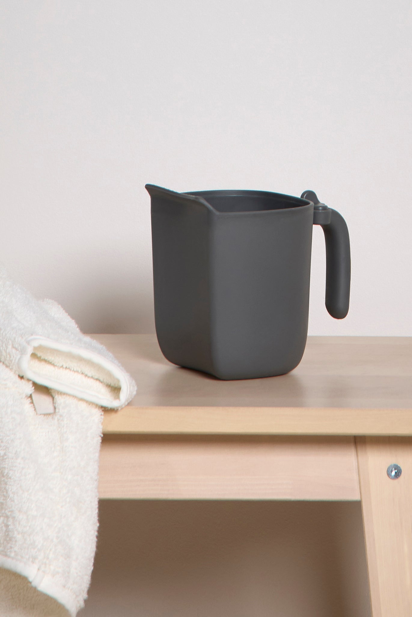 Beemoo CARE Assist Duschkanne, Deep Grey von Beemoo