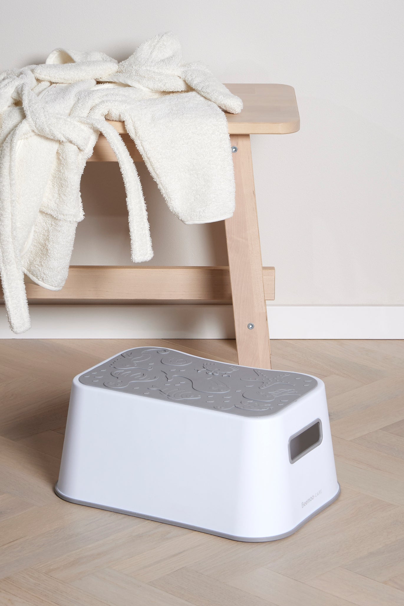 Beemoo CARE Assist Hocker, White/Grey Beemoo CARE Assist Hocker, White/Grey von Beemoo
