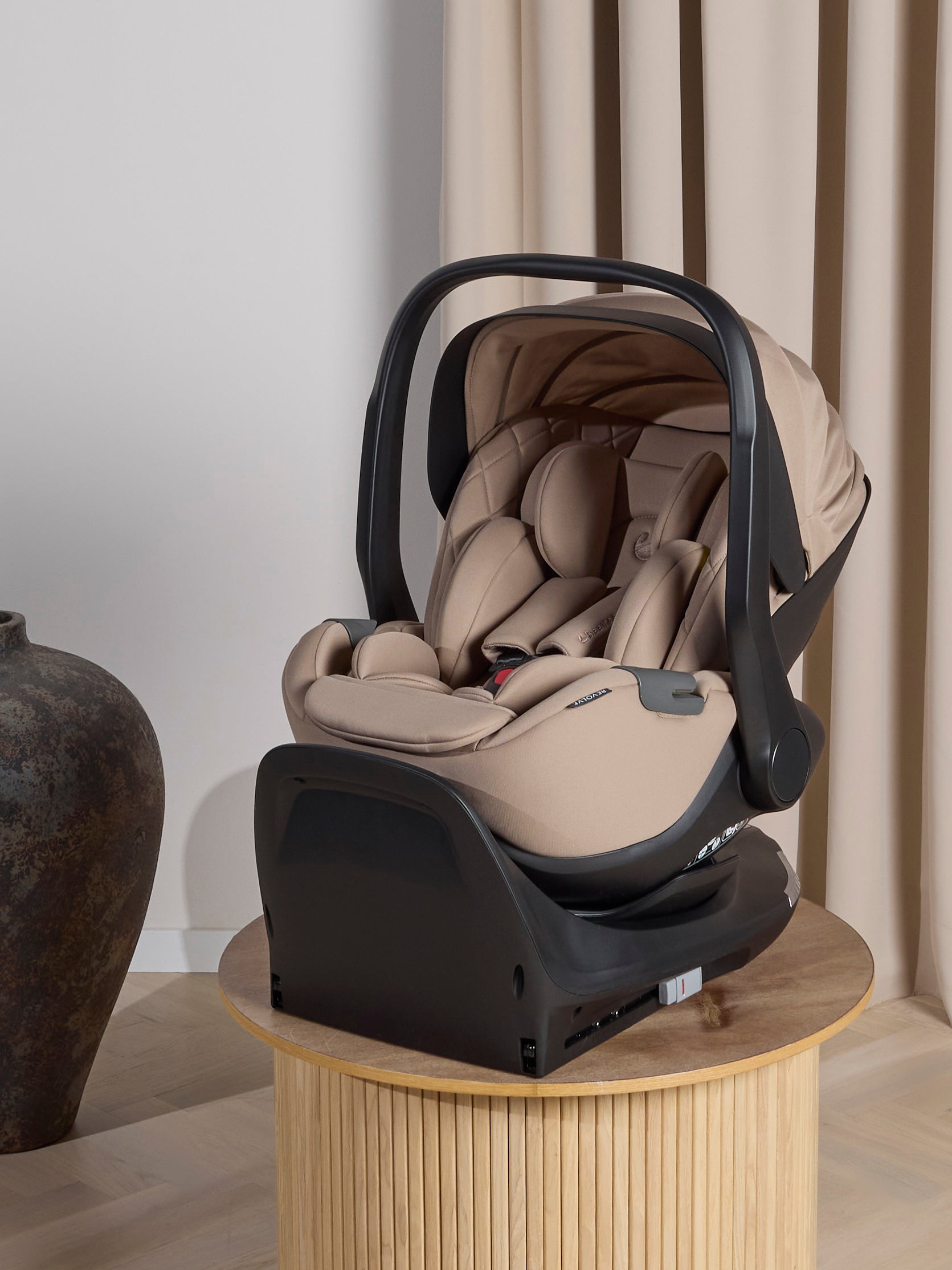 Beemoo Revolve i-Size Babyschale inkl. Basis, Taupe Beemoo Revolve i-Size Babyschale inkl. Basis, Taupe von Beemoo