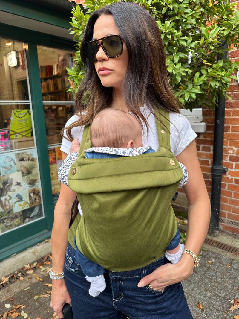 Bizzi Growin Nomad Velvet Babytrage, Cedar Green von Bizzi Growin