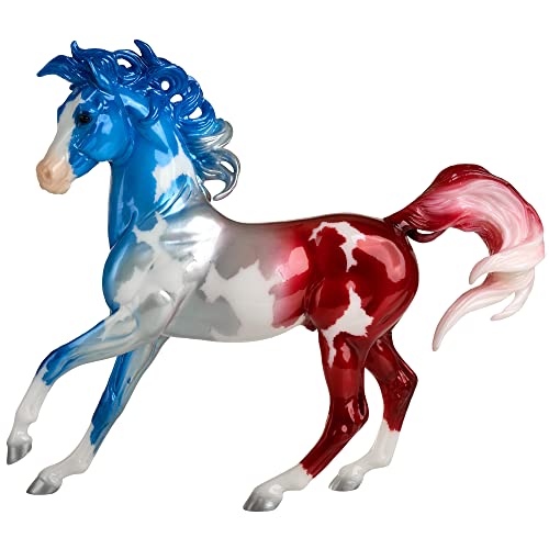 Breyer Pferde Traditionell Serie Sammlermodell | Hymne | Patriotisch | Limitierte Auflage 2022 | Maßstab 1:9 | Modell #1858 11,5 x 8,5 (Blau, Weiß, Rot, Silber) von Breyer