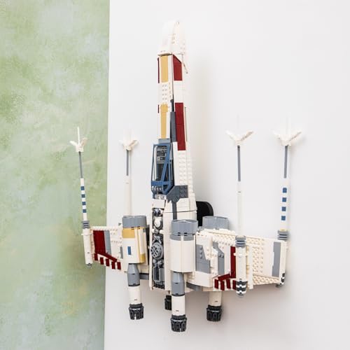 Brickify Wandhalterung kompatibel mit LEGO Star Wars 75355 UCS X-Wing - Premium Displayhalterung für UCS Raumschiff Modelle - Wand Display Mount Hook (Modell nicht enthalten) von Brickify
