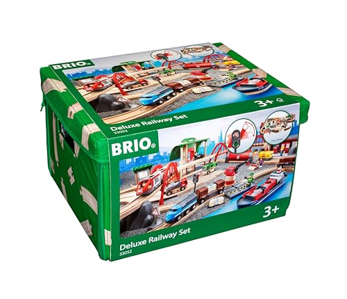 BRIO World 33052 Straßen & Schienen Bahn Set Deluxe – Straßen & Schienen für die BRIO Eisenbahn – Kleinkindspielzeug empfohlen für Kinder ab 3 Jahren von BRIO