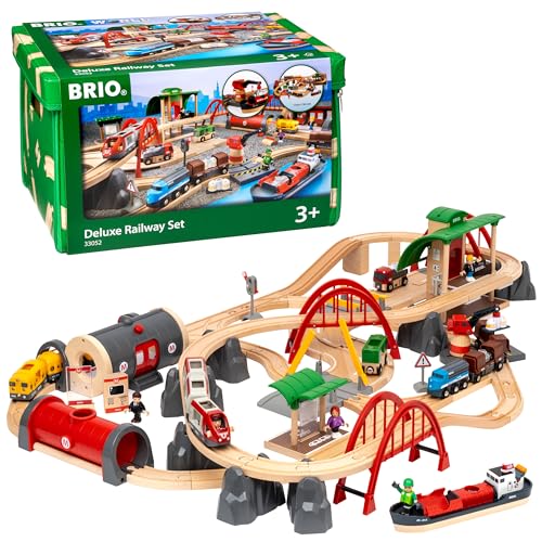 BRIO World 33052 Straßen & Schienen Bahn Set Deluxe – Straßen & Schienen für die BRIO Eisenbahn – Kleinkindspielzeug empfohlen für Kinder ab 3 Jahren von BRIO