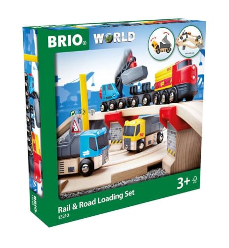 BRIO World 33210 Straßen & Schienen Steinverlade Set - Inklusive Frachtlok mit Kranwagen, zwei LKWs und Straßenplatten - Geeignet für Kinder ab 3 Jahren von BRIO