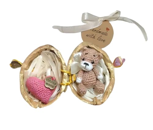 Handgefertigtes Häkeltier in Walnussschale, Mini-Häschen und Bär mit gestricktem Herz, handgewebte Ornaments für emotionale Unterstützung (Bar) von Bursker