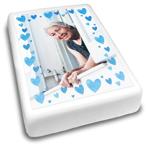 Cakeshop Portrait Personalisierte Essbare Tortendekoration Mit Blauen Herzen & Text | Benutzerdefiniertes Bild & Text | Für Geburtstage & Feiern | Mehrere Formen & Größen | Zuckerguss & Oblatenpapier von CAKESHOP edible cake toppers EST. 2012