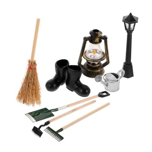CHICAMPERA 8Stücke Maßstab mit Rechen Wasserkanne Besen Stiefeln und Lampe Zubehör für Puppenhaus und Kreative Spielwelten CHICAMPERA 8Stücke Maßstab mit Rechen Wasserkanne Besen Stiefeln und Lampe Zubehör für Puppenhaus und Kreative Spielwelten von CHICAMPERA