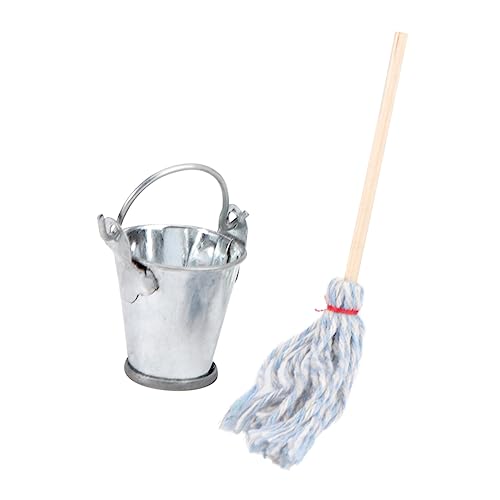 CIYODO Maßstab Silberner Mini Eimer und Mop Langlebiges Puppenhaus Deko Accessoire für Realistische Miniatur Szenen CIYODO Maßstab Silberner Mini Eimer und Mop Langlebiges Puppenhaus Deko Accessoire für Realistische Miniatur Szenen von CIYODO