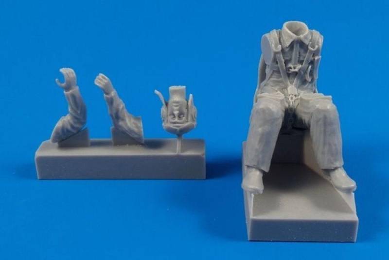 WW II Italian Fiat G-50 Sitting Pilot von CMK