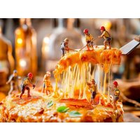 CALVENDO Puzzle Miniatur Bauarbeiter transportieren Käsebelag von heißer Pizza ab 2000 Teile Lege-Größe 90x67cm Foto-Puzzle für glückliche Stunden von Calvendo Puzzle