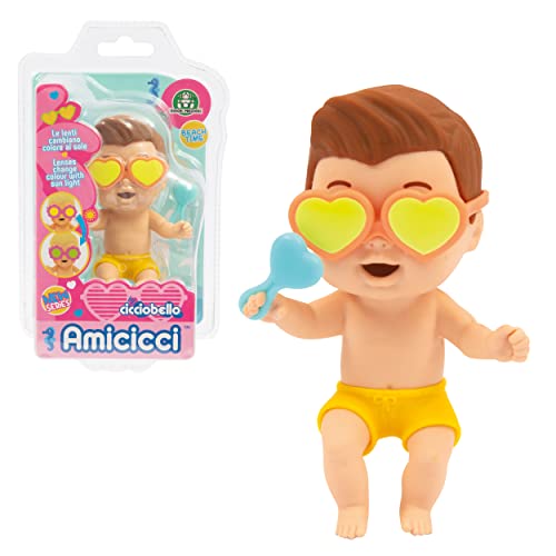 Amicicci Cicciobello Beach Elvis hat eine Brille mit Gläsern, die die Farbe ändern, wenn sie der Sonne ausgesetzt sind, gelbes Kostüm und Lollipop, für Kinder ab 3 Jahren; Cc040500; Giochi Preziosi Amicicci Cicciobello Beach Elvis hat eine Brille mit Gläsern, die die Farbe ändern, wenn sie der Sonne ausgesetzt sind, gelbes Kostüm und Lollipop, für Kinder ab 3 Jahren; Cc040500; Giochi Preziosi von Cicciobello