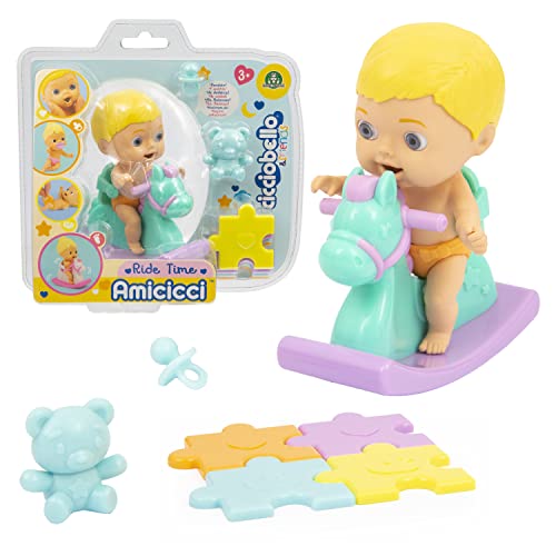Cicciobello Aocicci CC0101 Baby mit Schaukelpferd, mit Zubehör, für Jungen, Blondes Haar, Spielzeug für Kinder ab 3 Jahren, mit Zubehör von Giochi Preziosi
