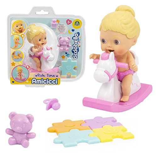 Giochi Preziosi Cicciobello Amicicci, Baby mit Schaukelpferd, mit Zubehör, Modell Mädchen Blond, Spielzeug für Kinder ab 3 Jahren, CC0102 von Giochi Preziosi