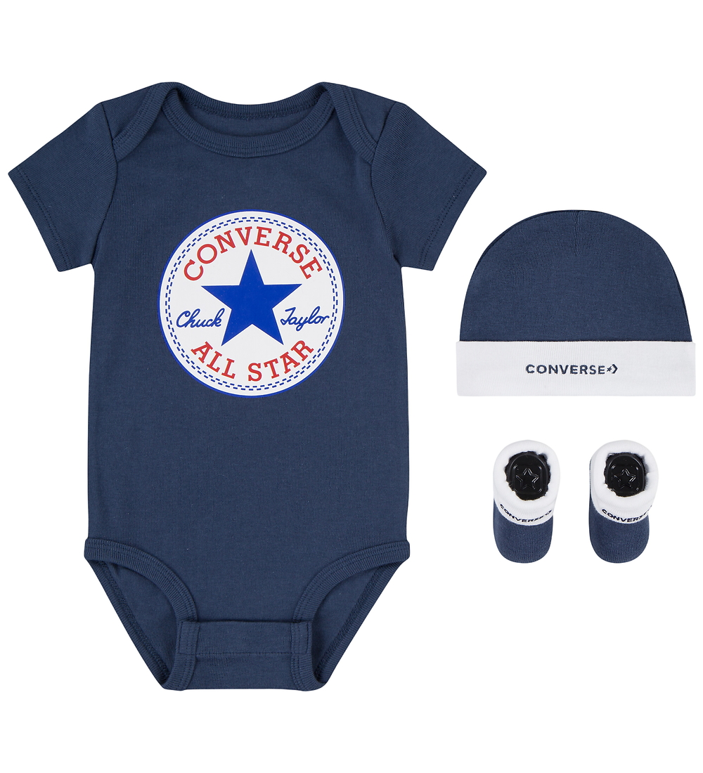 Converse Geschenkbox - Body k/ä m. Mütze/Krabbelschuhe - Convers - Converse - 0-6 mt - Body K/Ä Converse Geschenkbox - Body k/ä m. Mütze/Krabbelschuhe - Convers - Converse - 0-6 mt - Body K/Ä von Converse