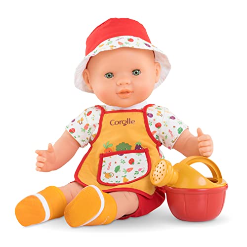 Corolle Charly The Vegetable Party Set - 35,6 cm Babypuppe mit Gießkanne, Gartenkittel und Stiefeln, ab 2 Jahren von Corolle