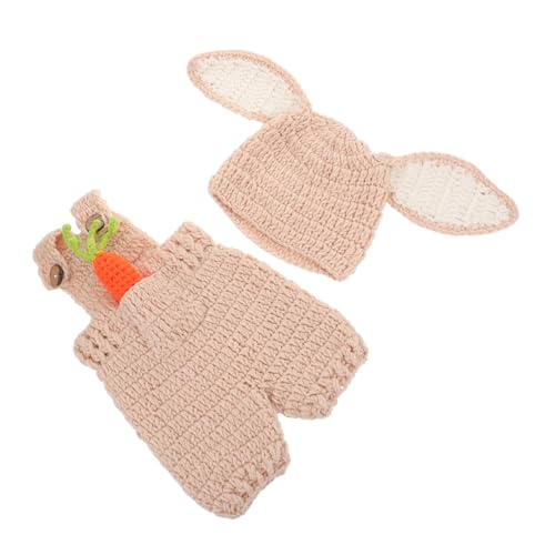 DEARMAMY Neugeborenen Häschen Kostüm Handgefertigtes Bunny Outfit mit Gehäkeltem Karotten-prop und Gestrickter Latzhose Süßes Fotoshooting Zubehör für Jungen und Mädchen von DEARMAMY