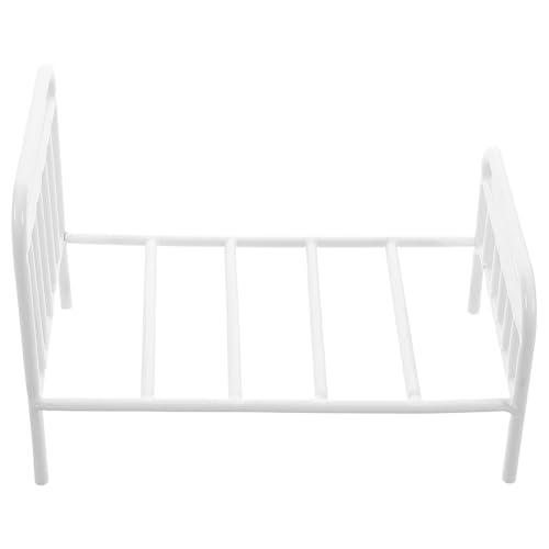DRESSOOS Elegantes Miniatur-puppenhausbett Eisenrahmen Kinderbett Für Jungen Und Mädchen Rollenspiel Weißes Maßstabspielzeug DRESSOOS Elegantes Miniatur-puppenhausbett Eisenrahmen Kinderbett Für Jungen Und Mädchen Rollenspiel Weißes Maßstabspielzeug von DRESSOOS