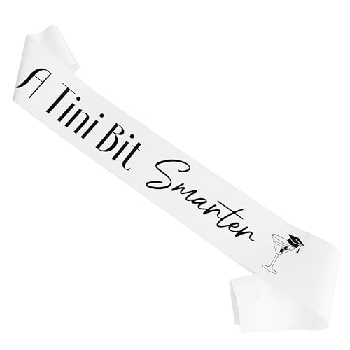 Decorit PhD Graduation Schärpe, A Tini Bit Smarter Schärpe, PhD Doktorate Martini Party Schärpe, Doktor Abschluss Geschenk für Doktorgraden und Überlebende, Klasse 2025 Congrats Decor, Weiß Decorit PhD Graduation Schärpe, A Tini Bit Smarter Schärpe, PhD Doktorate Martini Party Schärpe, Doktor Abschluss Geschenk für Doktorgraden und Überlebende, Klasse 2025 Congrats Decor, Weiß von Decorit