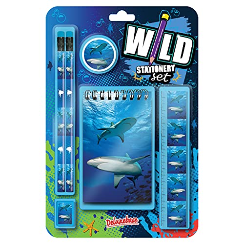 Wild Stationery Set - Hai von Deluxebase. Diese niedlichen Stationären Schulsets für Jungen enthalten 2 Bleistifte, Radiergummi, Spitzer, Lineal und Notizbuch von Deluxebase