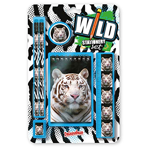 Wild Stationery Set - Weißer Tiger von Deluxebase. Diese niedlichen Stationären Schulsets für Jungen enthalten 2 Bleistifte, Radiergummi, Spitzer, Lineal und Notizbuch von Deluxebase