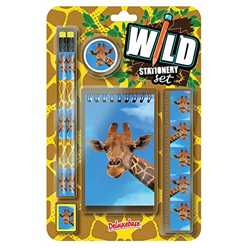 Wild Stationery Set - Giraffe von Deluxebase. Diese niedlichen Stationären Schulsets für Mädchen und Jungen enthalten 2 Bleistifte, Radiergummi, Spitzer, Lineal und Notizbuch von Deluxebase