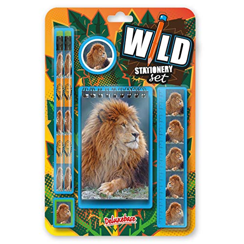 Wild Stationery Set - Löwe von Deluxebase. Diese niedlichen Stationären Schulsets für Mädchen und Jungen enthalten 2 Bleistifte, Radiergummi, Spitzer, Lineal und Notizbuch von Deluxebase