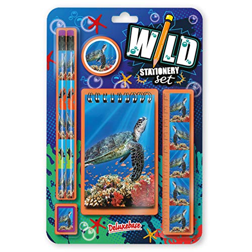 Wild Stationery Set - Schildkröte von Deluxebase. Diese niedlichen Stationären Schulsets für Mädchen und Jungen enthalten 2 Bleistifte, Radiergummi, Spitzer, Lineal und Notizbuch Wild Stationery Set - Schildkröte von Deluxebase. Diese niedlichen Stationären Schulsets für Mädchen und Jungen enthalten 2 Bleistifte, Radiergummi, Spitzer, Lineal und Notizbuch von Deluxebase