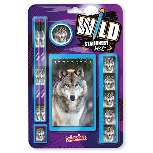 Wild Stationery Set - Wolf von Deluxebase. Diese niedlichen Stationären Schulsets für Jungen enthalten 2 Bleistifte, Radiergummi, Spitzer, Lineal und Notizbuch von Deluxebase