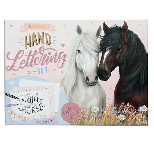 Depesche 13433 Miss Melody - Handlettering Briefbox im Pferde Design, Schreibset inkl. Briefpapier, Umschläge, Sticker, Stifte UVM. Depesche 13433 Miss Melody - Handlettering Briefbox im Pferde Design, Schreibset inkl. Briefpapier, Umschläge, Sticker, Stifte UVM. von Depesche