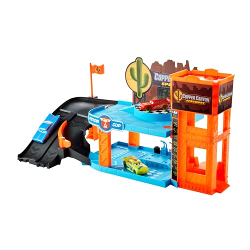 Mattel DISNEY Pixar Cars Copper Canyon - leuchtende Garage Spielset mit 3 leuchtenden Rennautos, 2 Etagen, Ölwechselstation, Tuning-Station, funktionierender Aufzug, für Kinder ab 4 Jahren, HPX75 von Mattel