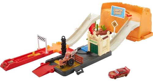 Disney Pixar Cars HDN02 - Renn & Los Spielset mit Aufbewahrungswanne, 20+ Teile, 1 Lightning McQueen Fahrzeug & 1 Traktor, 3 verschiedene Konfigurationen, Spielzeuggeschenk für Kinder ab 4 Jahren von Disney Pixar Cars