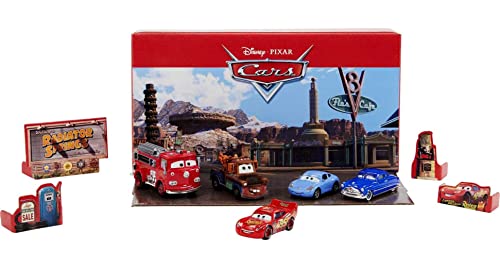Disney Pixar Cars HFN81 - Sammlung mit 5 Fahrzeugen, Set aus 4 Charakterfahrzeugen und 1 Feuerwehrauto Red, inspiriert von Radiator Springs, Geschenk zum Sammeln für Kinder und Fans ab 3 Jahren von Disney Pixar Cars