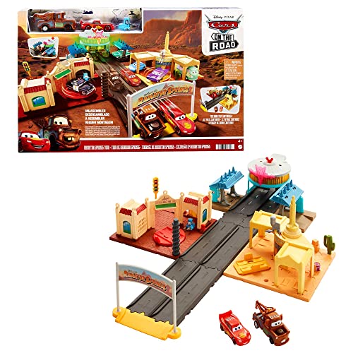 Disney Pixar Cars HGV68 - Spielset mit 2 Spielzeugautos, On the Road Radiator Springs Tour mit leuchtendem Countdown, Lightning McQueen und Hook, Autospielzeug für Kinder ab 4 Jahren von Disney Pixar Cars