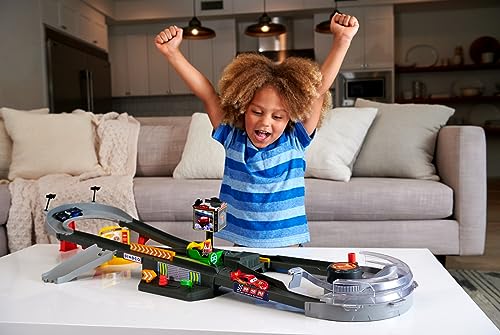 DISNEY Pixar Cars Piston Cup Action - Interaktives Rennstrecken Spielset, Beschleuniger, Boxengassen, Siegerpodest, Lightning McQueen Fahrzeug, für Kinder ab 4 Jahren, HPD81 von Mattel