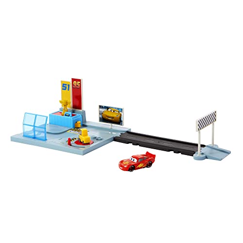 Disney Pixar Cars HGV69 - On The Road Dinoco Rusteze Rennzentrum Spielset mit Lightning McQueen Spielzeugauto, Raketenwerfer, Kurzstrecke und Spinning Boxen, Spielzeuggeschenk für Kinder ab 4 Jahren von Disney Pixar Cars