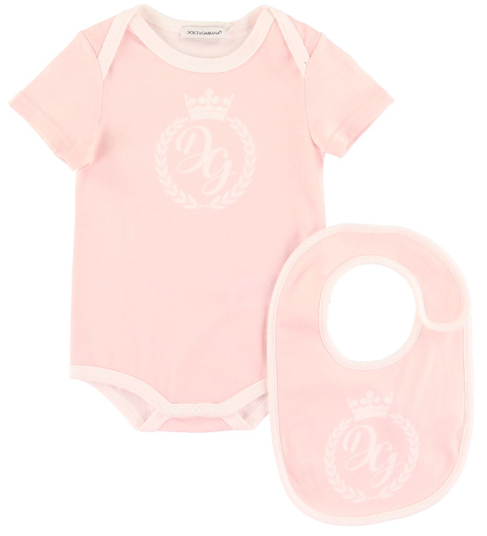 Dolce & Gabbana Geschenkbox - Body/Babylätzchen - Pink - Dolce & Gabbana - 18-24 mt - Body K/Ä Dolce & Gabbana Geschenkbox - Body/Babylätzchen - Pink - Dolce & Gabbana - 18-24 mt - Body K/Ä von Dolce & Gabbana
