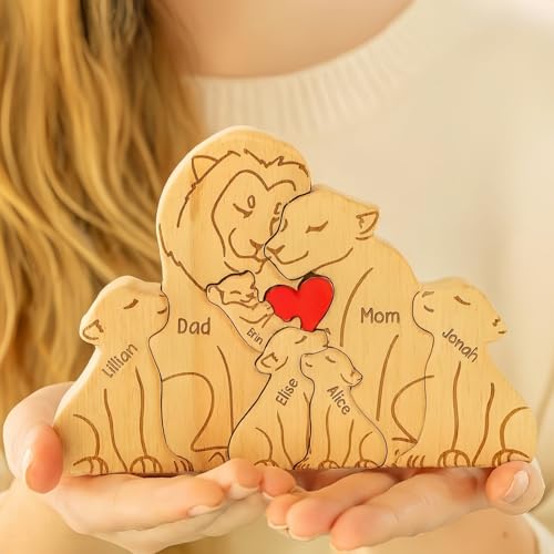 Drawelry Personalisierte Löwe Familien Puzzle mit 2-7 Namen Skulptur Holzpuzzle Ornament Löwen Umarmen Holz Statue Dekoration für Heim Büro Desktop Deko Mama Papa Vatertag Geburtstag Geschenke (A4) von Drawelry