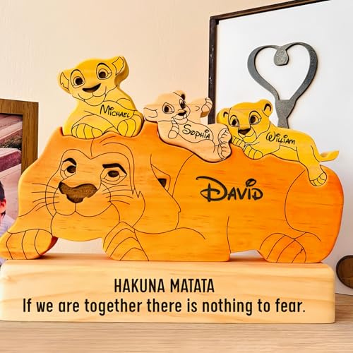 Drawelry Personalisierte Löwe Skulptur Holzpuzzle mit 2-9 Familien Namen Ornament Tierfiguren Holz Statue Heim Büro Desktop Dekoration, Geschenke für Familie, Freunde, Eltern und Kinder (A6) von Drawelry