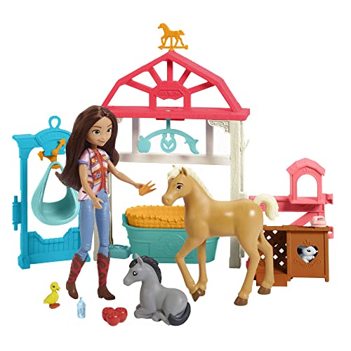 Dreamworks Spirit HCH37 - Luckys Tierbaby-Pflegestation, Pony & Fohlen, Puppe Lucky (18 cm), Pflegebereich, Waage, Mobile, Wiege, Häschenkiste, 4 Tierfiguren, tolles Geschenk für Kinder ab 3 Jahren von Mattel