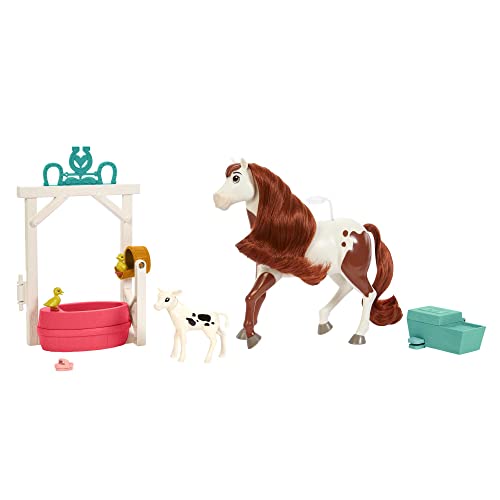 Dreamworks Spirit HCH52 - Tier-Babysitting mit Boomerang Spielset, mit Pferd (21 cm), Badetrog & Tränke, Huf-Aktivierungsfunktion, 3 Tiere & Badebürste, Spielzeug Geschenk für Kinder ab 3 Jahren von Mattel